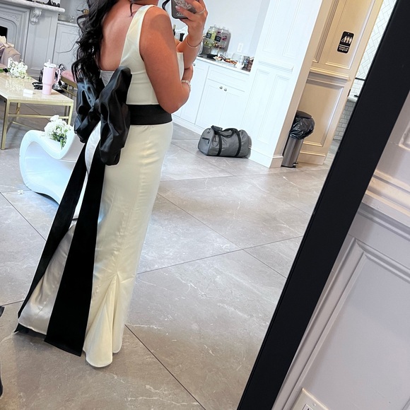 Moda Glam ANGELINA TWO-TONE OVERSIZED BOW GOWN - Picture 3 of 11